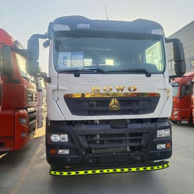 Cargobox van koolstofstaal Hydraulisch stuur Betonmengtruck voor een soepele werking
