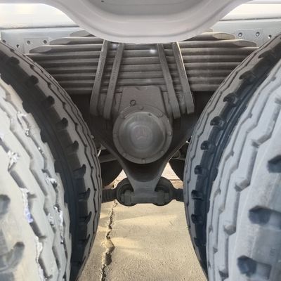 Cargobox van koolstofstaal Hydraulisch stuur Betonmengtruck voor een soepele werking