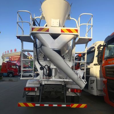 Cargobox van koolstofstaal Hydraulisch stuur Betonmengtruck voor een soepele werking