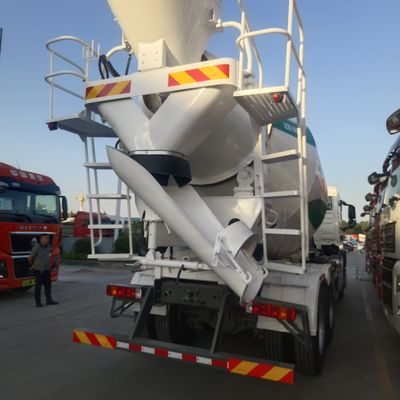 Cargobox van koolstofstaal Hydraulisch stuur Betonmengtruck voor een soepele werking