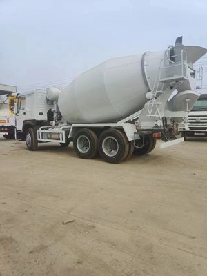 Op maat gemaakt Sinotruk Chassis Hydraulisch stuur Mixer Truck met Power Assistance en band