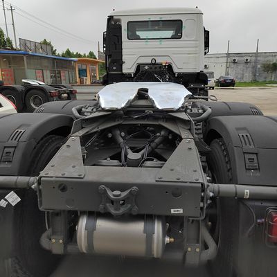Tweedehands Sinotruk-tractortruck met koolstofstaal vrachtdoos in goede staat