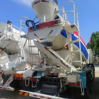 Gebruikte betonmengtruck met koolstofstaal vrachtruck en cabine met airconditioner