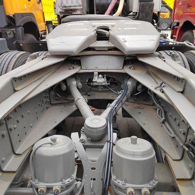 Ruiteloze banden Hydraulische vrachtwagen met Sinotruk-chassis en handgeschakelde transmissie