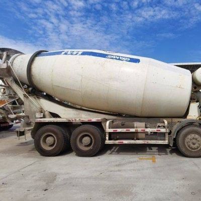 Op maat gemaakte aanvraag Sinotruk 8m3 Diesel Betonmixer Truck met hydraulisch stuur