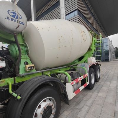 Betonmengsel Sinotruk Chassis Agitator Truck met hydraulisch stuur