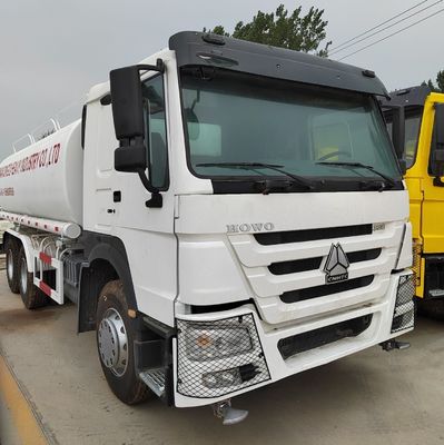 Transport HOWO Waterleverancier met dieselbrandstof en laadbak van koolstofstaal