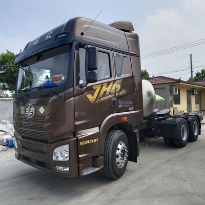 6×4 aandrijflijn Sinotruk Chassis Liberation Gas Tractor Trailer Truck 530 pk Capaciteit