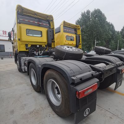 Zware vrachtwagen Beijing Benz-tractortruck met een chassis van Sinotruk met een motor met een capaciteit van &gt; 8 liter
