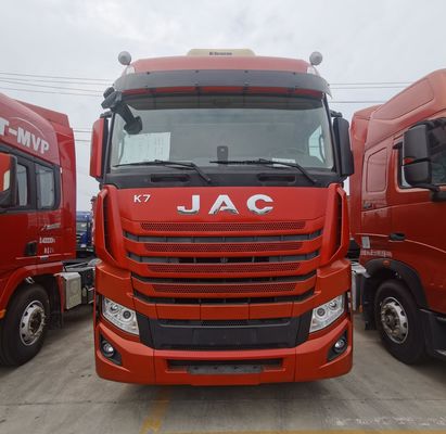 Het slepen op lange afstand is makkelijker gemaakt met een JAC 6X4 vrachtwagen met comfortabele luchtophanging